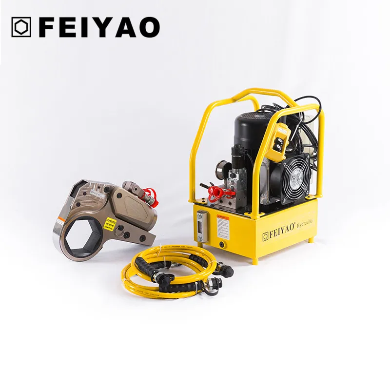 Low profile hydraulic torque wrench