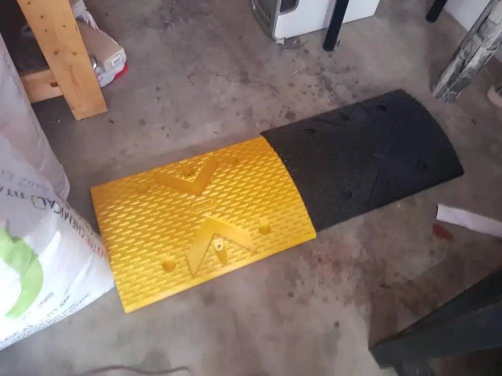 2025 new design durable reflective rubber hump, road safety products rubber road bump high strength rubber speed bump speed hump