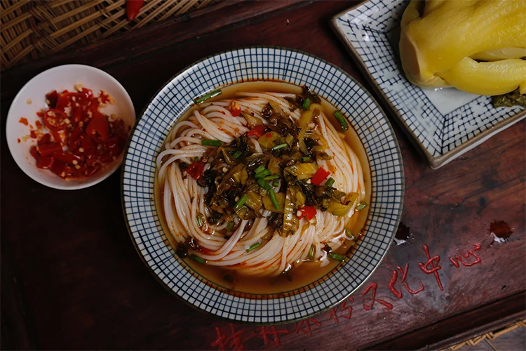 Special unfried noodle 240g best reman noodles cup packaging with Laotan Sauerkraut rice flour