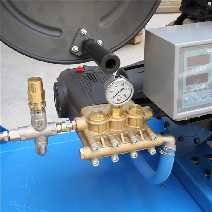 Diesel engine drive ultra high pressure cleaning machine