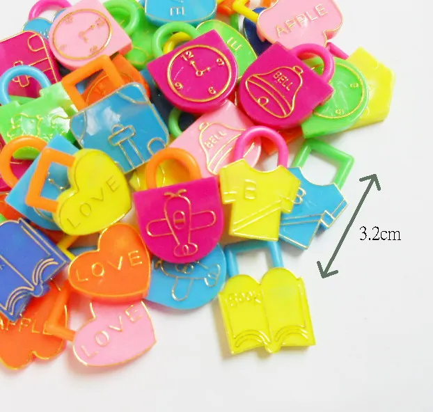 
VINTAGE Plastic Charms (Lock) for Necklace Retro Fashion Jewellery Chain clip Bead Girl Home Room Craft Bracelet Pendant 