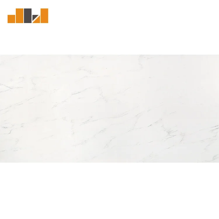 Простая облицовка стен, кухонная столешница, дизайнерская кристаллическая стеклянная панель