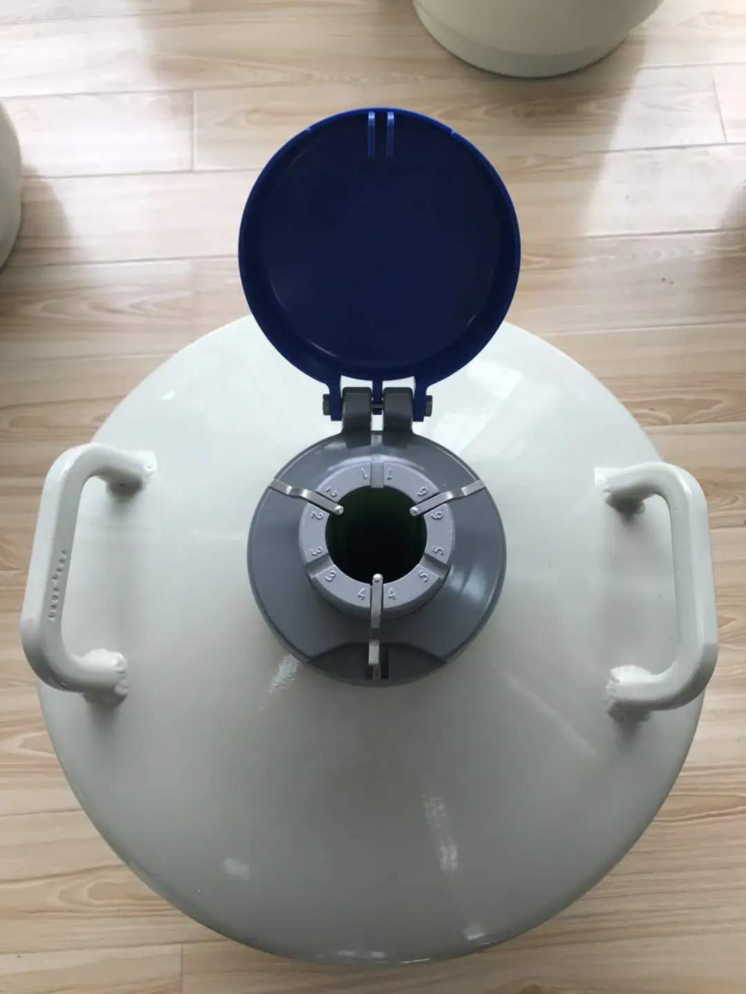 YDS-30 Liquid Nitrogen Container/Dewar Tank 30 L Semen Thermos for artificial Insemination