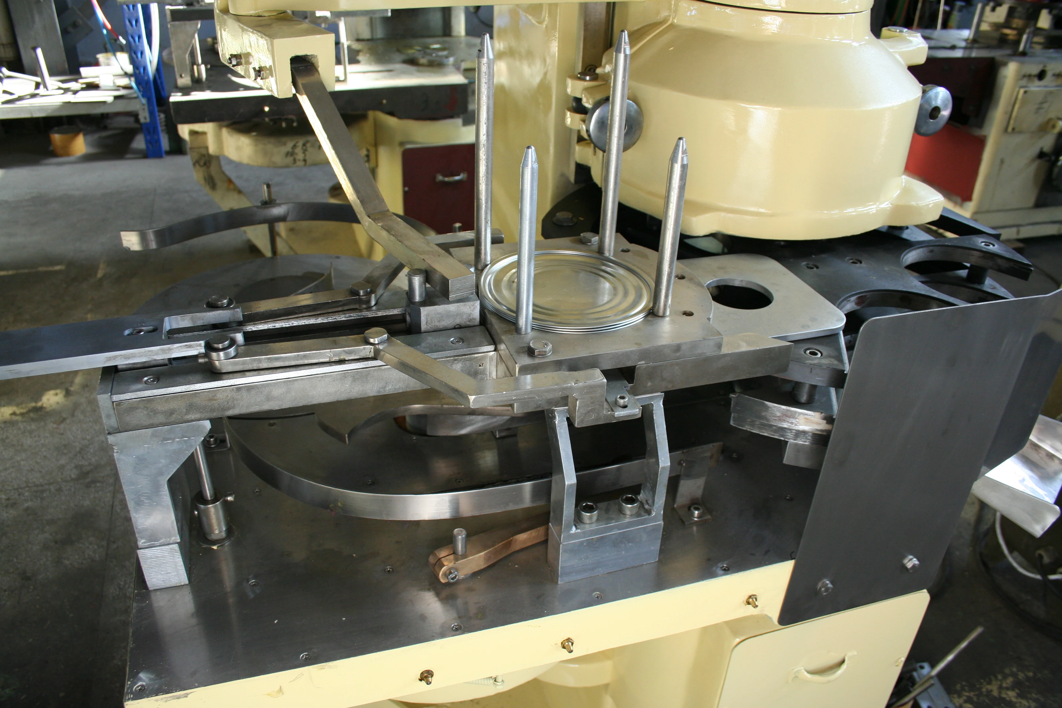 Automatic pop can sardine can vacuum seamer machine can cover seamer