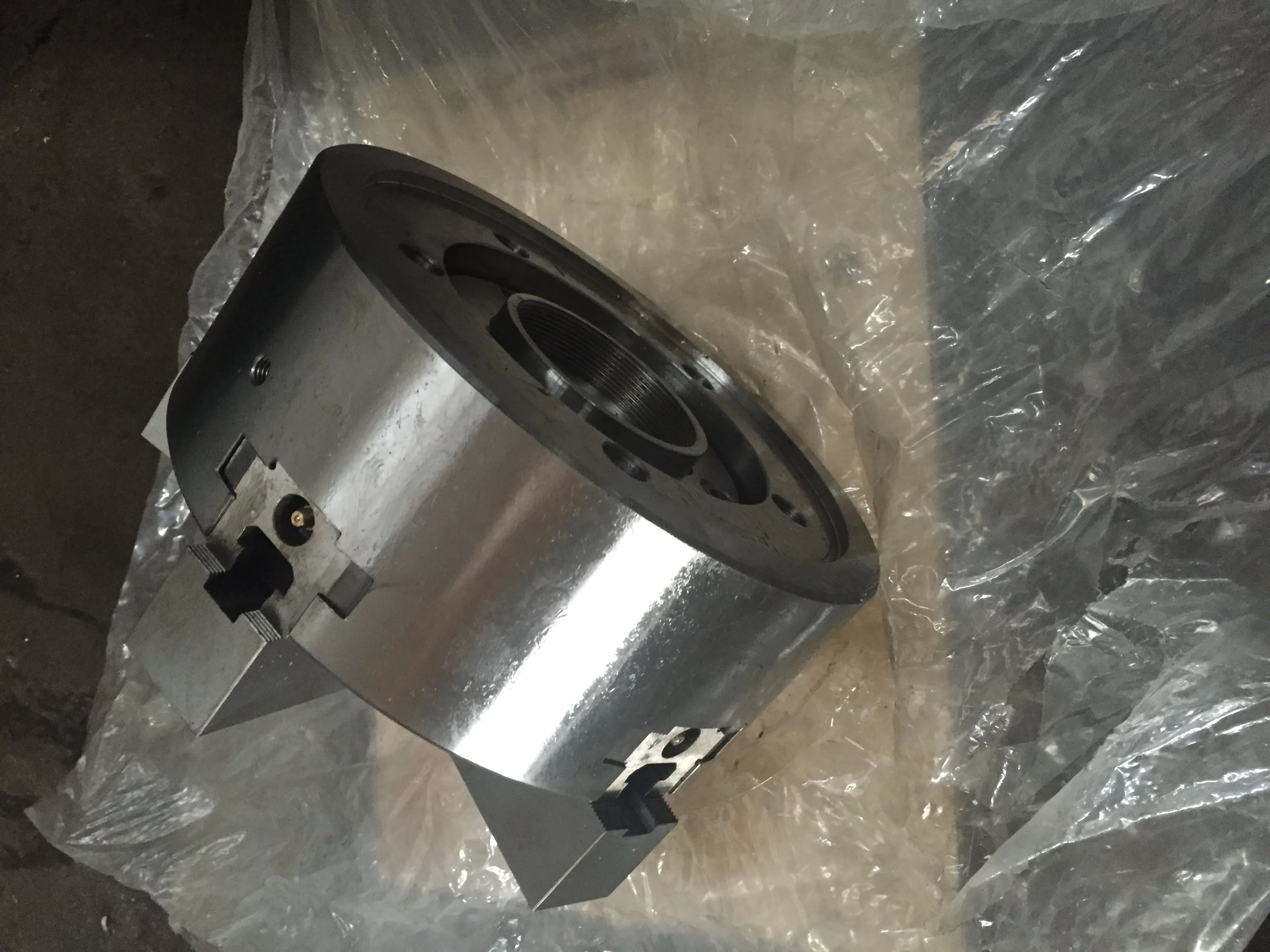 Lathe 5 jaw chuck with built-in cylinder. Strong clamping, customized chuck with 5 pliers, pneumatic hollow through-hole chuck