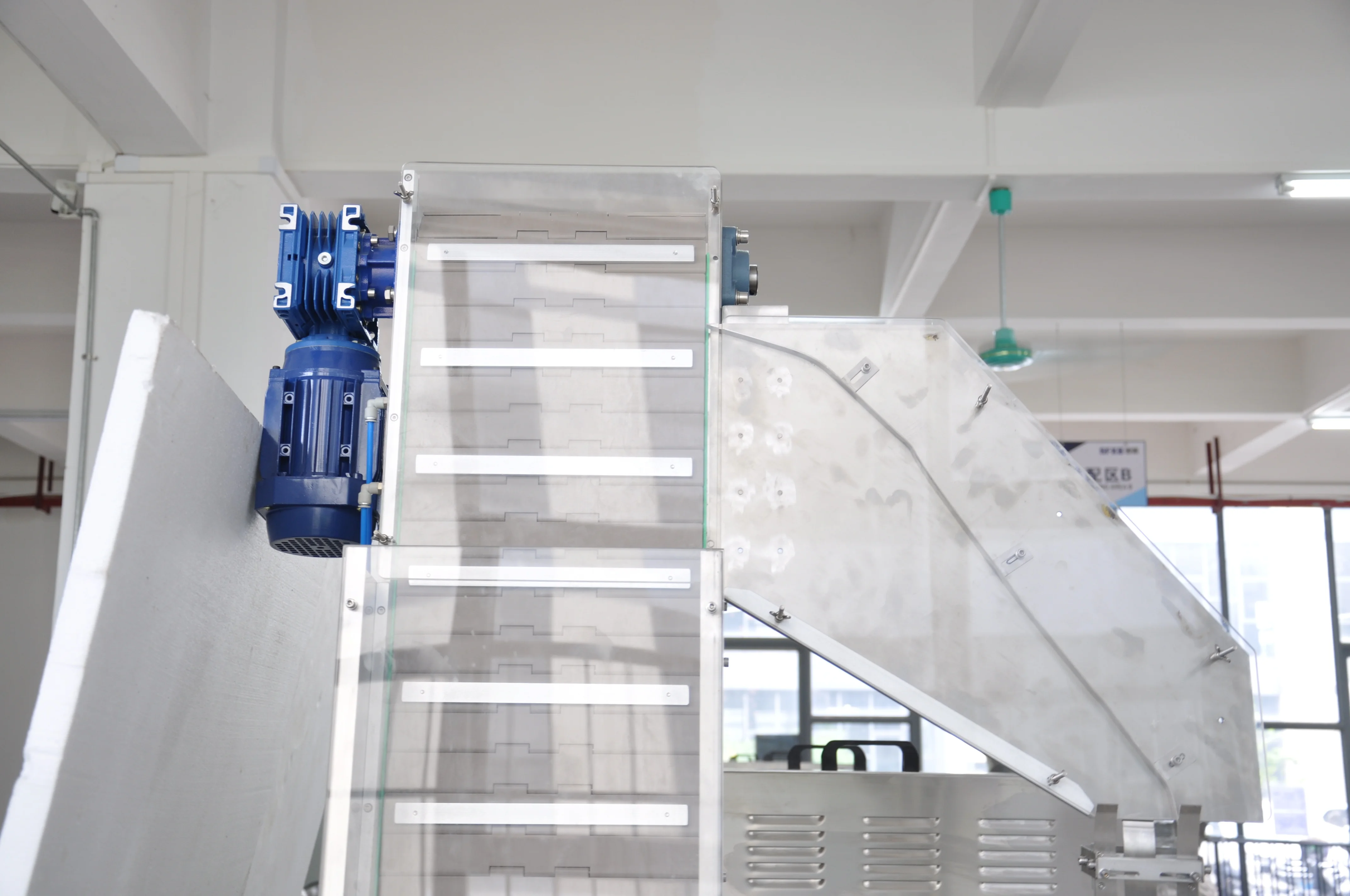 Автоматическая высокоскоростная машина для укупорки пластиковых бутылок