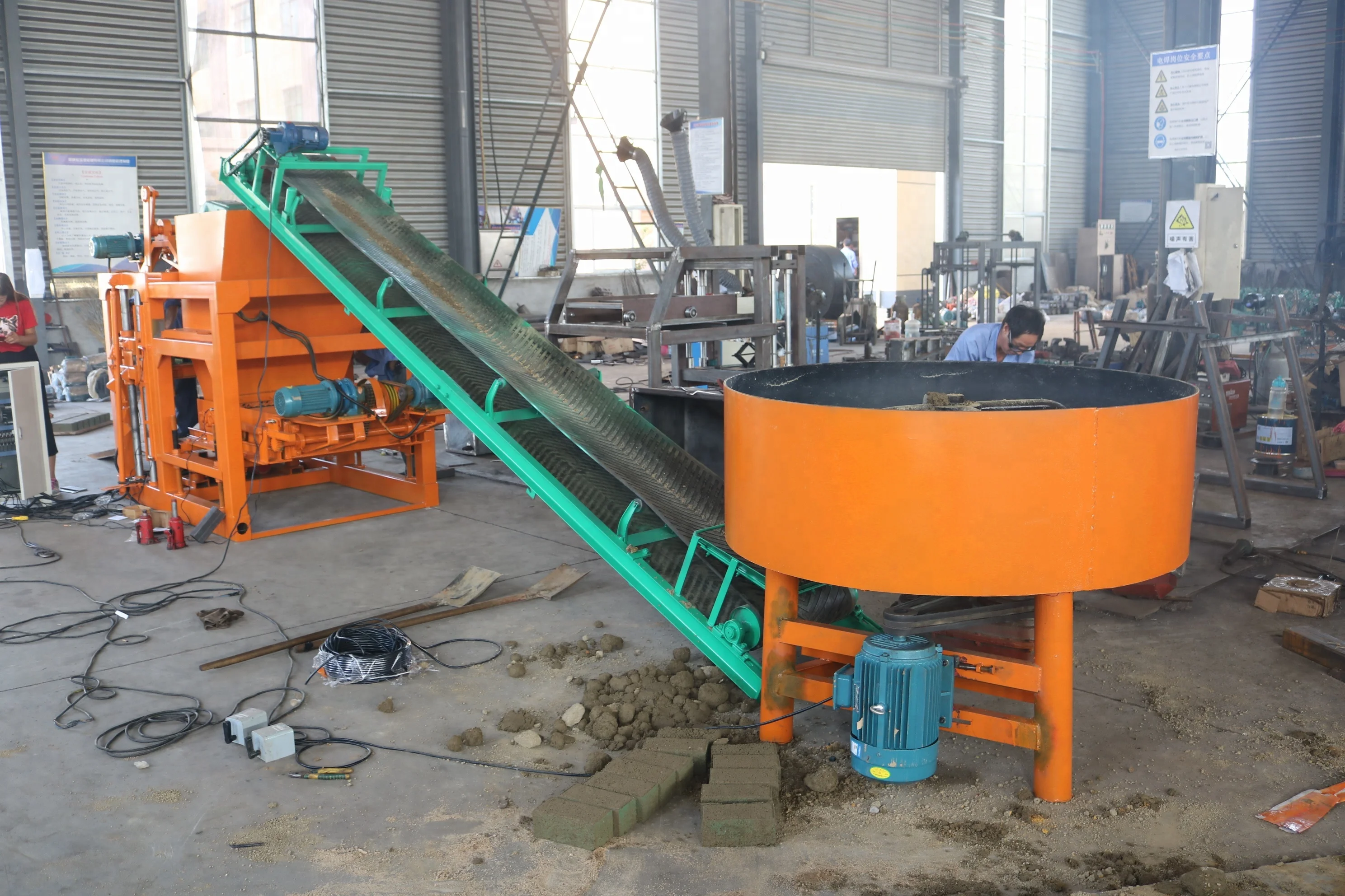 QTJ4-28 широко используется автоматическая машина для полых бетонных блоков производства твердого кирпича продажи