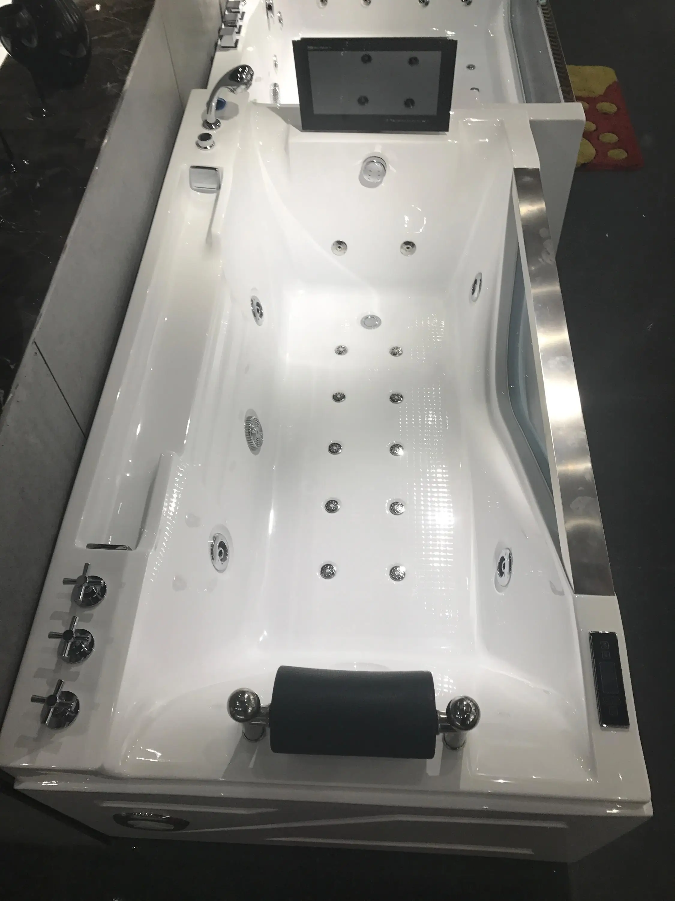 Q325S luxury jet whirlpool hydromassage hotel bathtub with TV