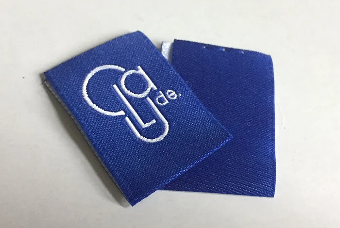 High density gold thread woven label with fold