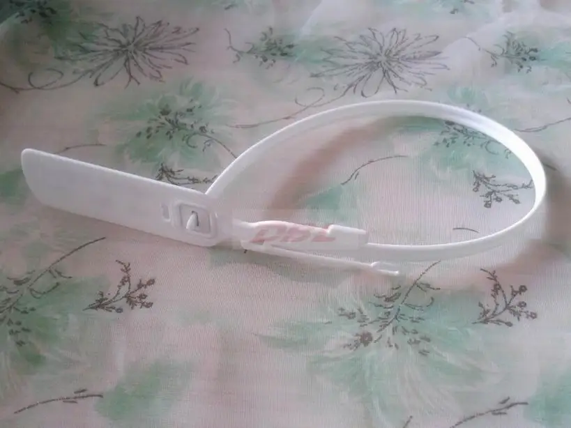 мускулистый пластиковые уплотнения кабельные стяжки теги