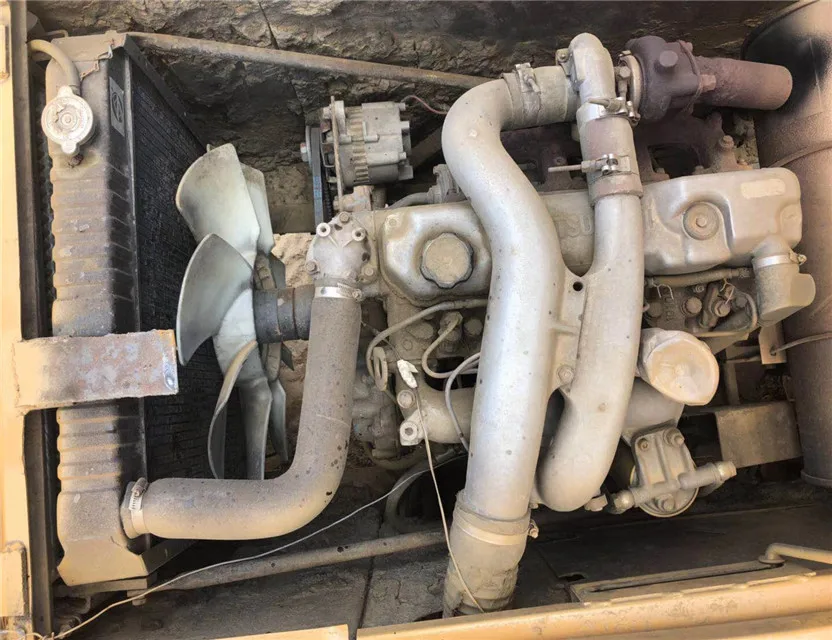 Used Japan small excavator kato HD450-7 mini excavator with diesel engine and original paint for sale