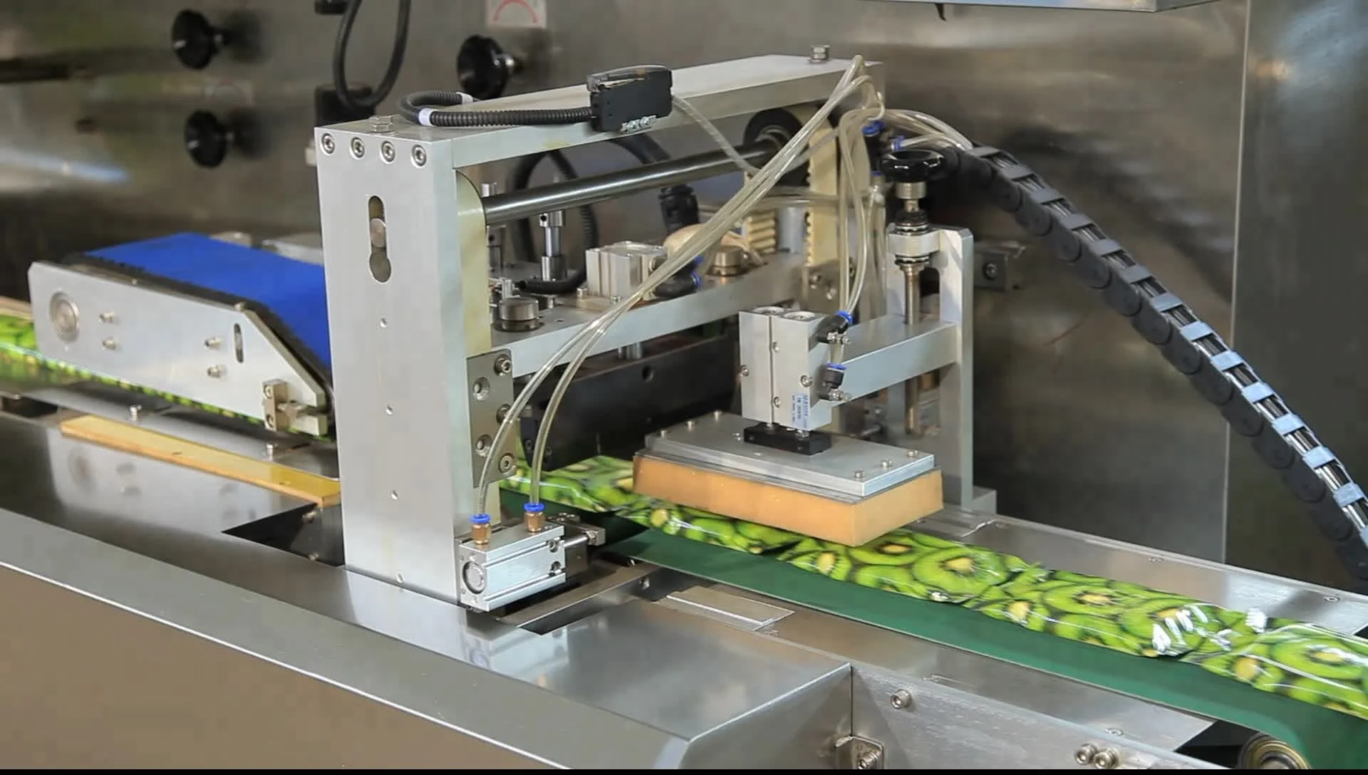 CD-2008II Full Automatic wet tissue making machine, wet wipe machine factory price, wet tissue machine