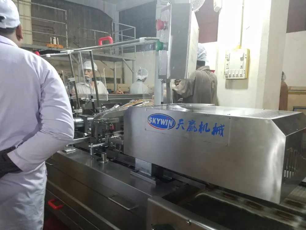 Skywin Manufacturer Automatic Small Ice Cream Filling Biscuit Sandwich Machine With Flow Pack