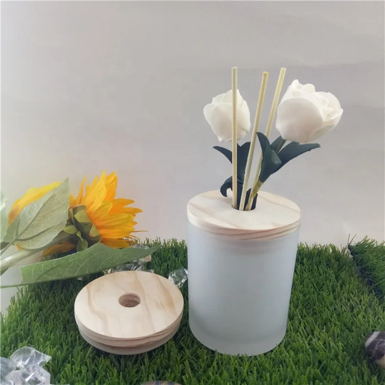 
2019 popular new design unique reed diffuser glass cup/glass jar with wooden lid with hole 