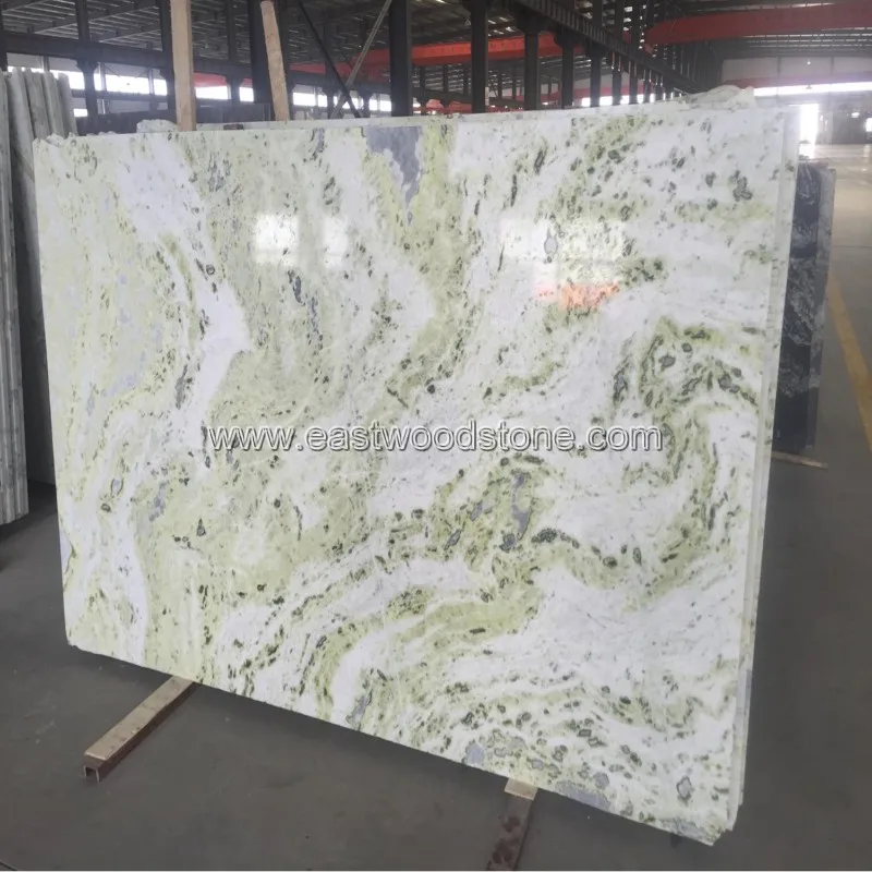 Плитка из белых мраморных плит с зелеными венами