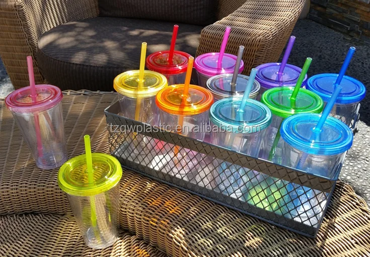 Пластиковый стакан с двойными стенками и соломинкой