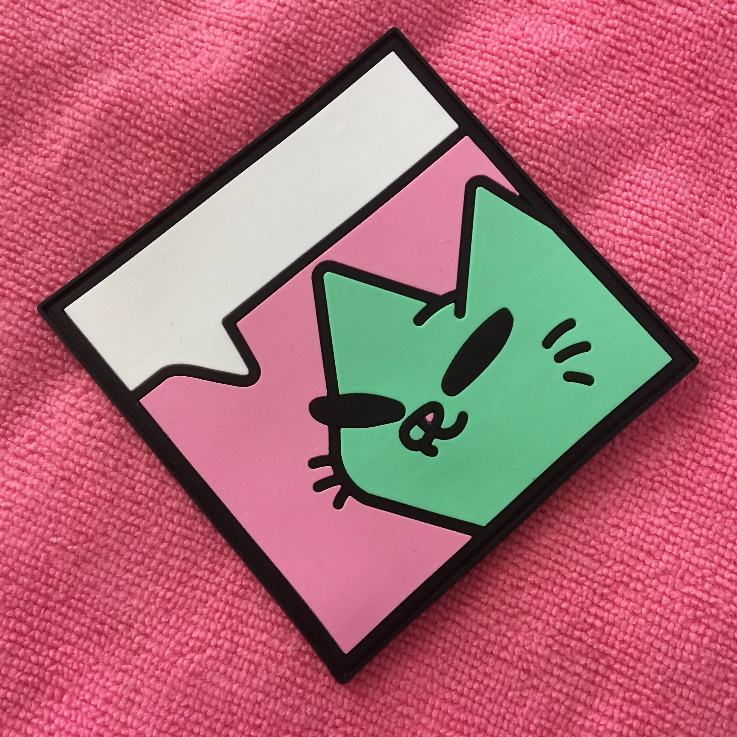 Uniform sewing on round PVC rubber tag,3D raised logo rubber patch for jeans