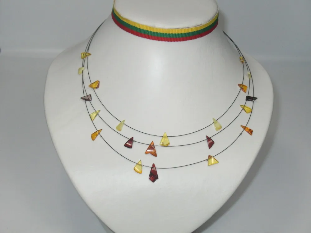 Эксклюзивное ожерелье из Балтийского янтаря с треугольником сделано