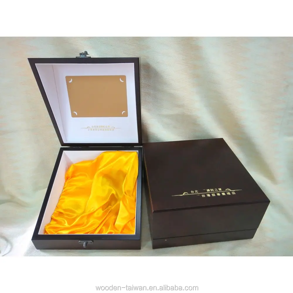 Деревянный ящик с изображением великости