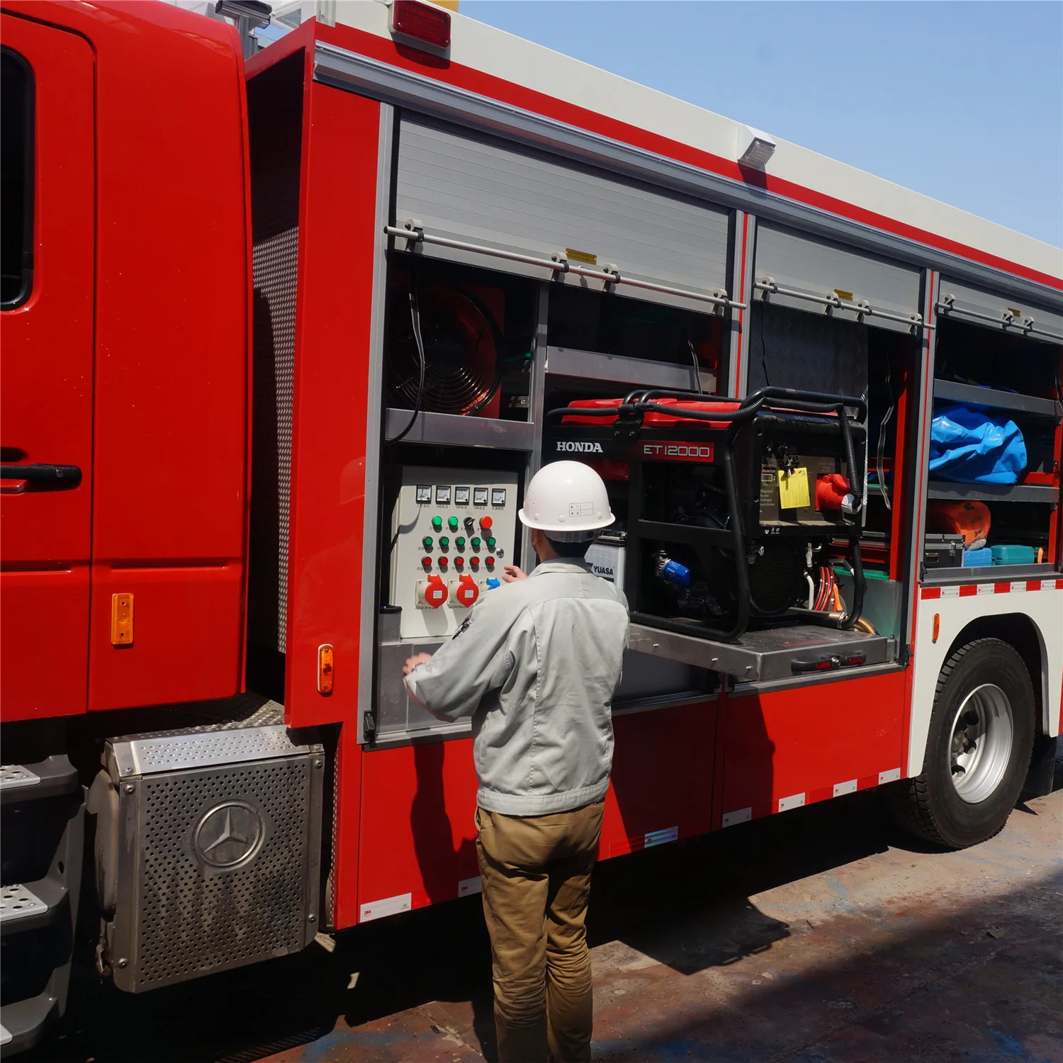 High Quality Imported Chassis Chemical Accident Rescue Fire Truck Fire Engine with Two row cab