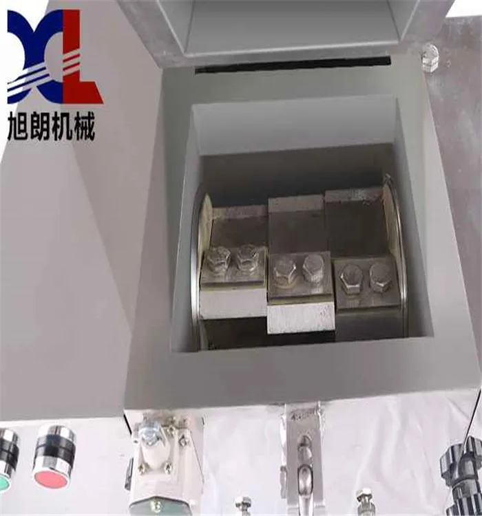 Plastic bottle crushing machine cinnamon crushing machine wood crushing machine