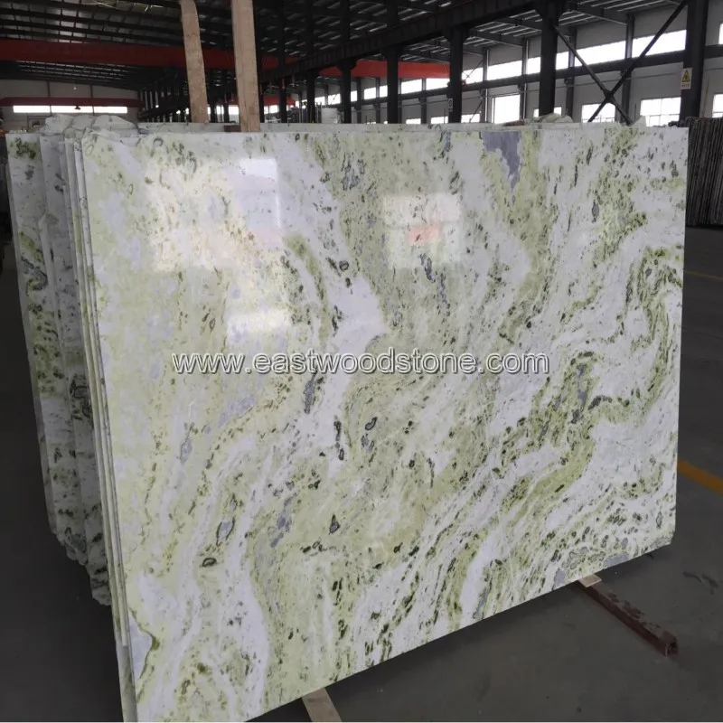 Плитка из белых мраморных плит с зелеными венами