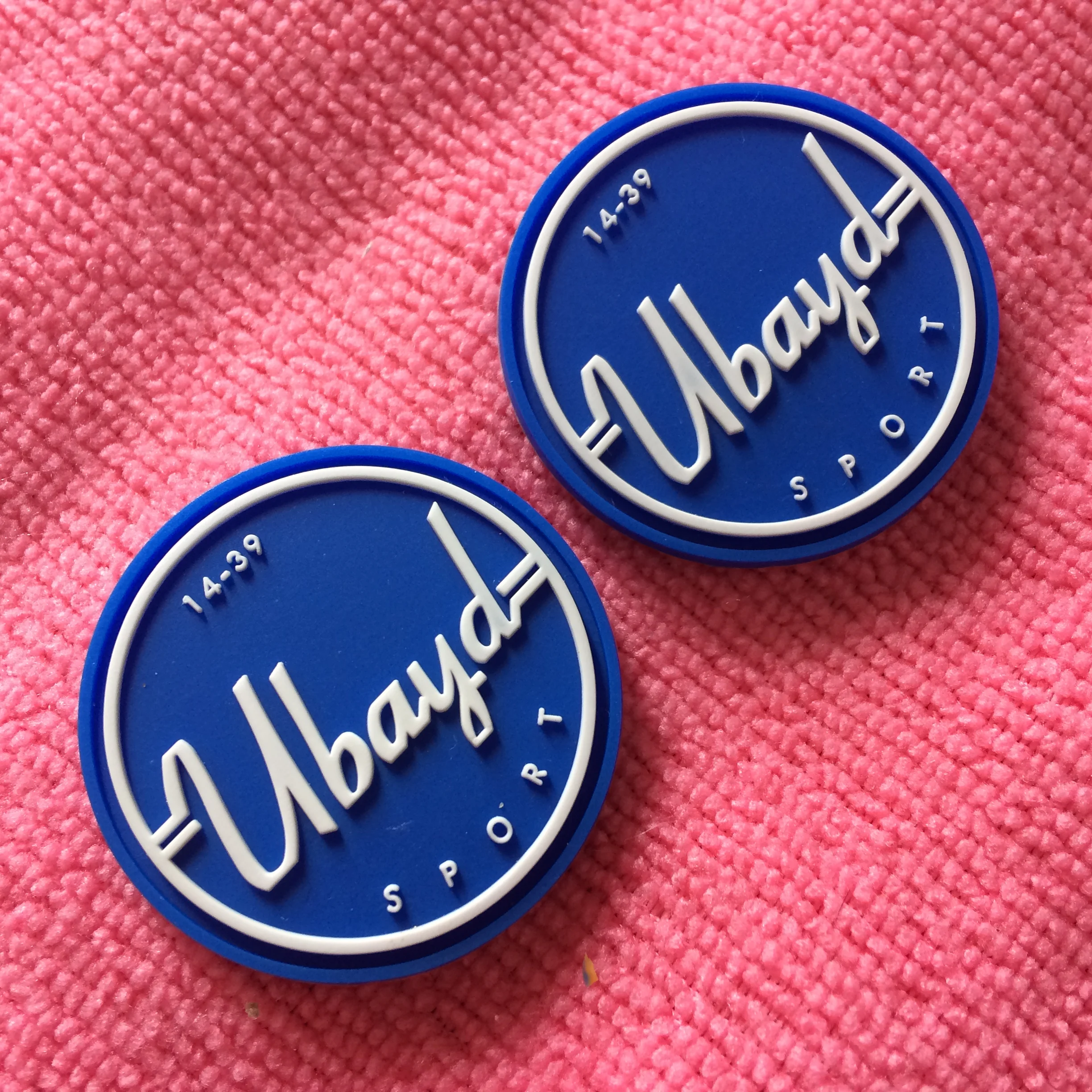 Uniform sewing on round PVC rubber tag,3D raised logo rubber patch for jeans