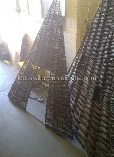 Wicker garden decoration --- flower stand & planter