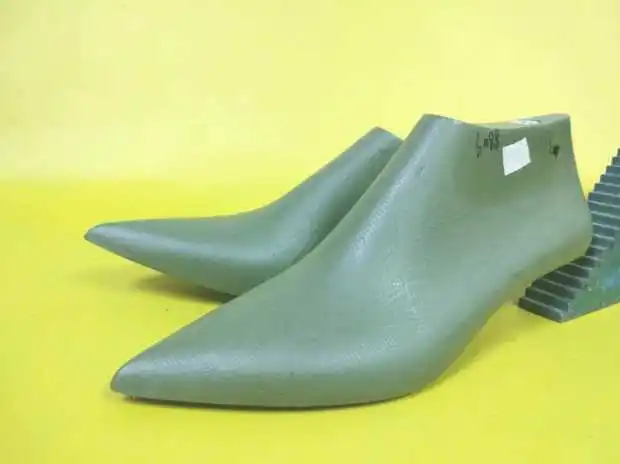 Ladies middle heel pointed toe plastic shoe lasts