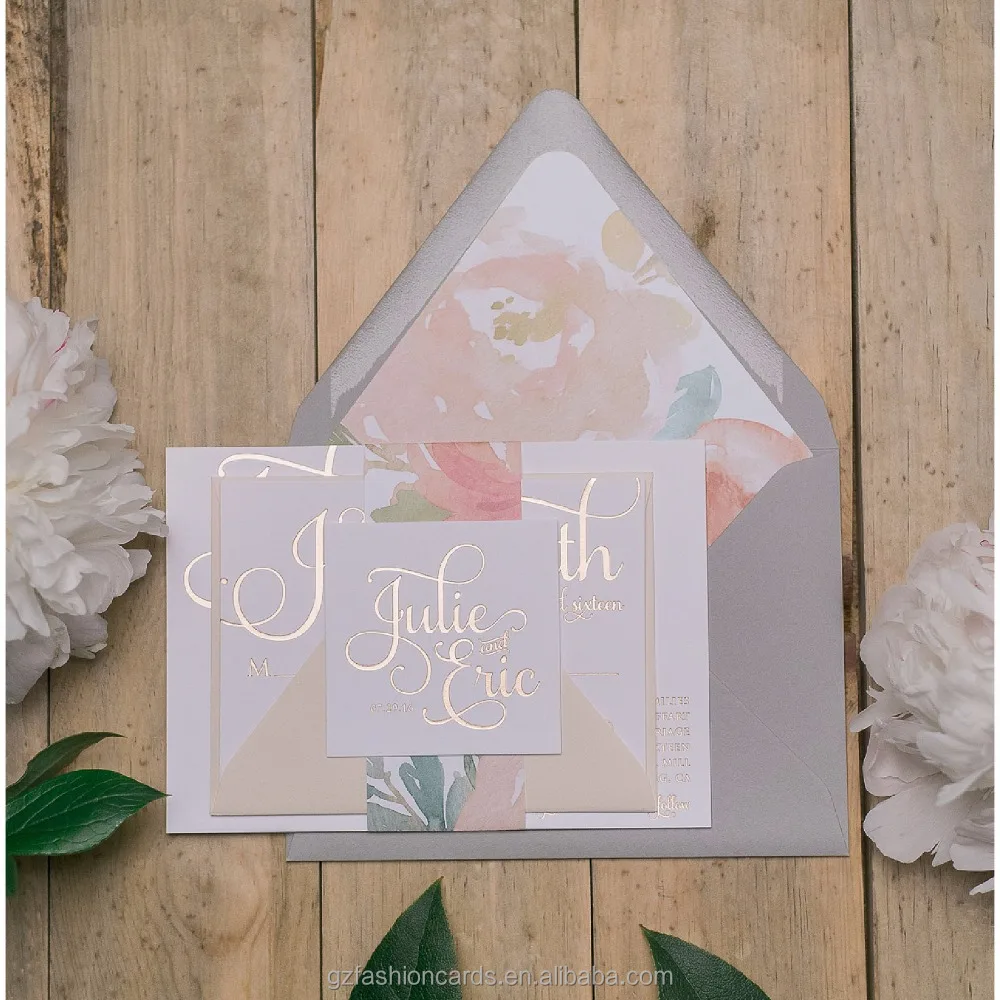 Конверт из фольги цвета розового золота с цветочным узором и подкладкой для свадебного приглашения