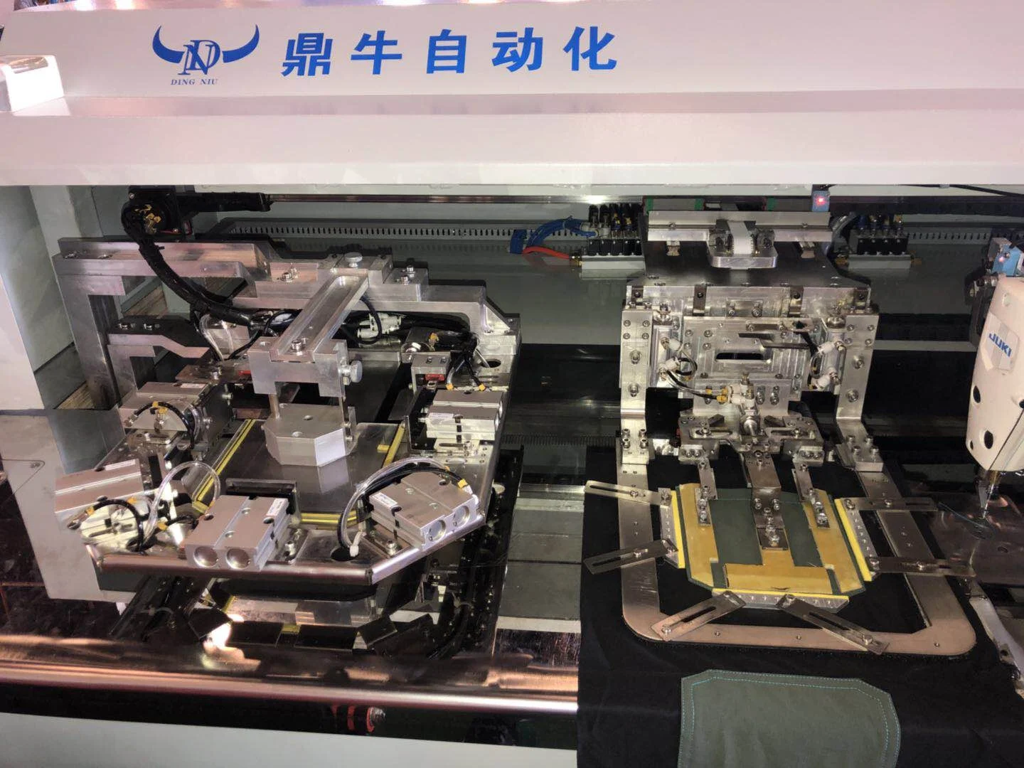 Automatic Computerlized CNC programmable patch pocket sewing machine for jeans