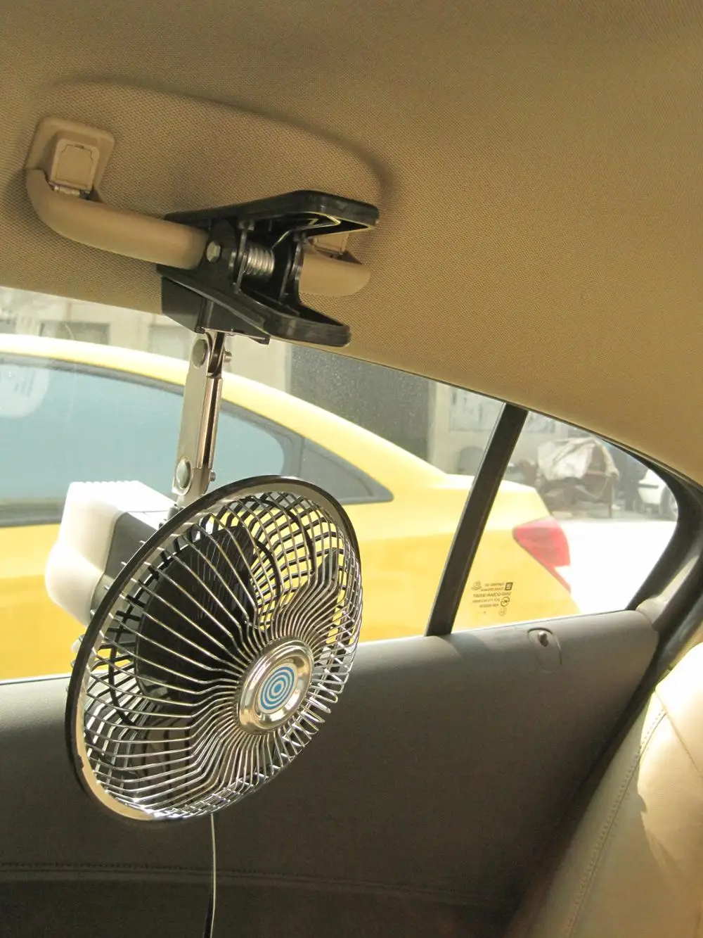 Осциллирующий металлический пластиковый позади автомобильного вентилятора