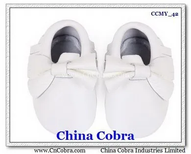 
CHINA COBRA top quality soft sole leather baby moccasins shoes without the characters on them with fringe on them 