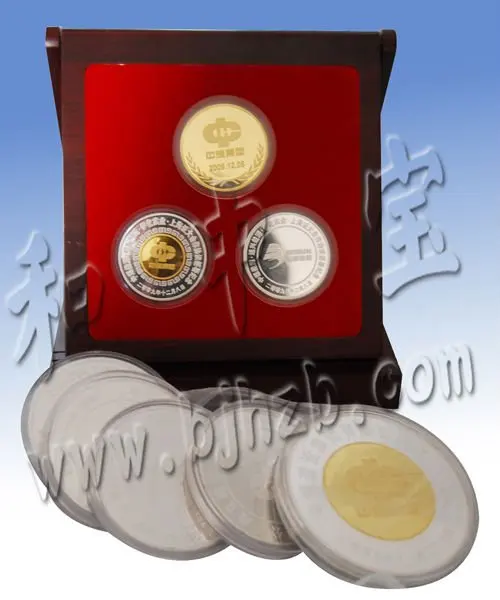 Юбилейный набор золотых и серебряных монет с деревянной