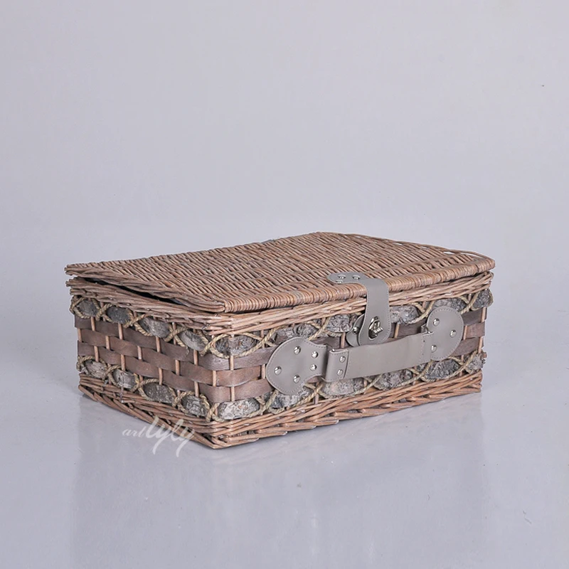 Wholesale 4 Person Blue  Liners Willow Storage Plates Rattan Square Box Cabinets Food Hamper Woodchip Picnic Baskets With Covers