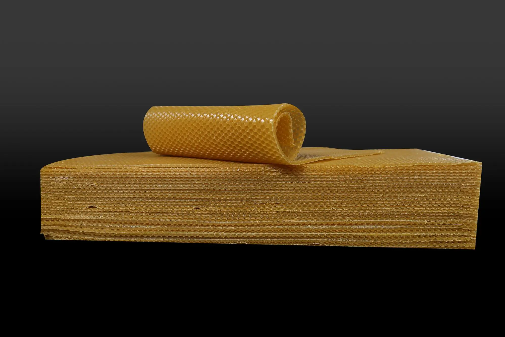 
Great Quality Beekeeping Supplies 41.5cm * 19.5cm * 0.3cm Golden Bee Bee Nest Material 90% Wax Beeswax Sheet Net 