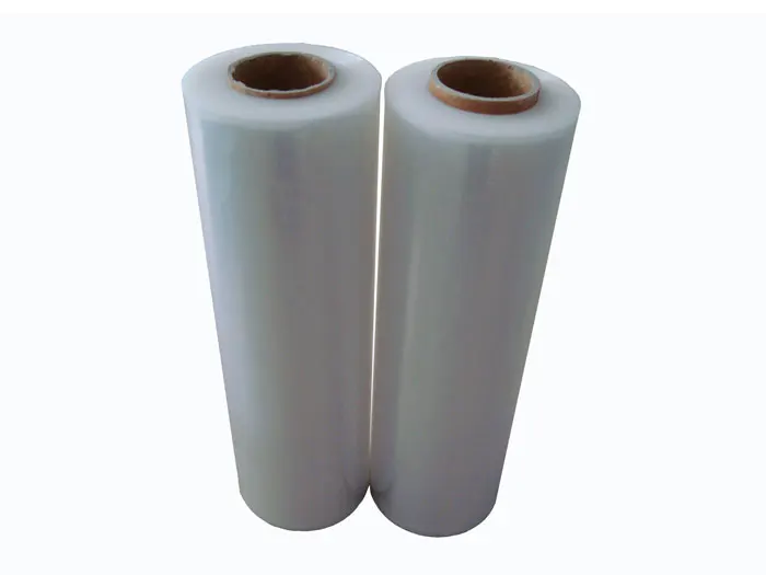 Машина для обертывания багажа в аэропорту