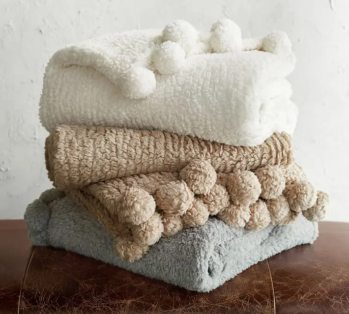 
Manufacturer Directly Wholesales, Cozy Pom Pom Throw 