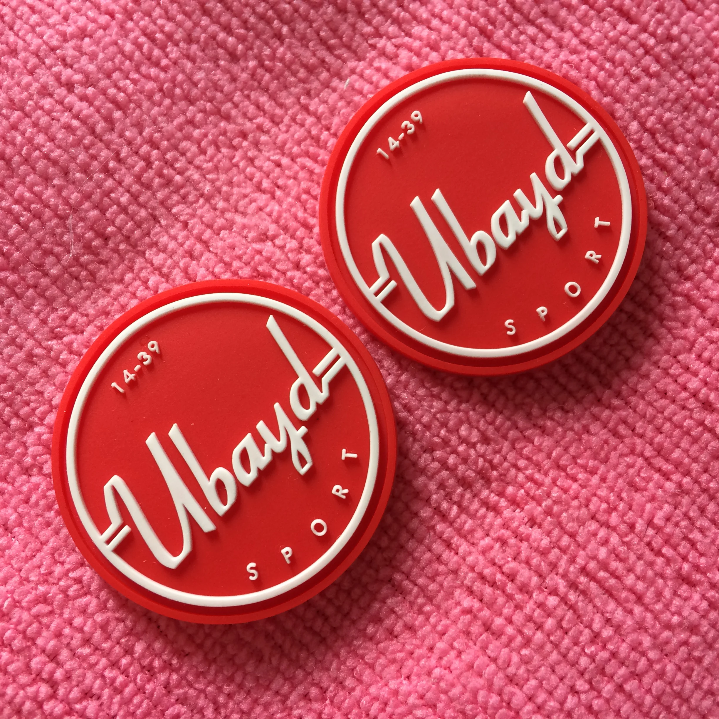 Uniform sewing on round PVC rubber tag,3D raised logo rubber patch for jeans