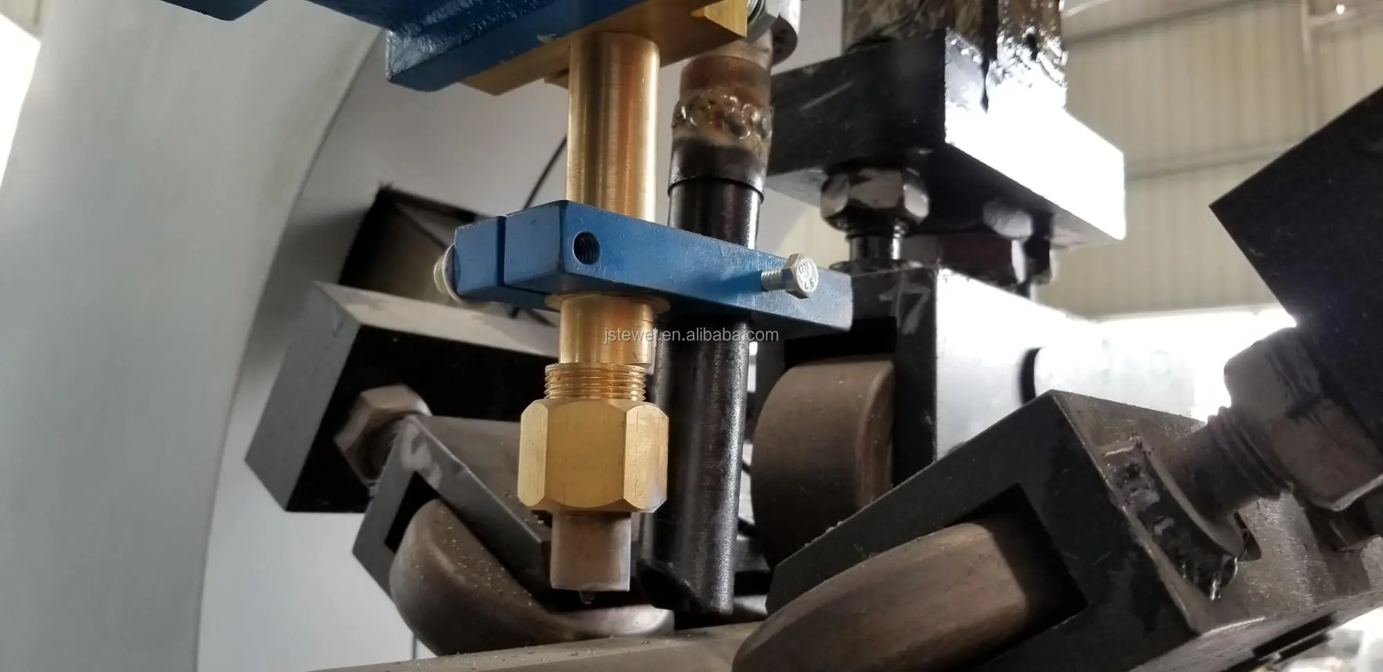 Automatic seam welding machine with laser tracking for light pole