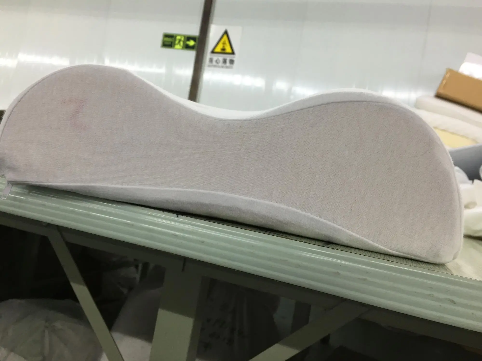 China Supplier Fabric Ventilated Natural Foam Latex Pillow for Adults Baby