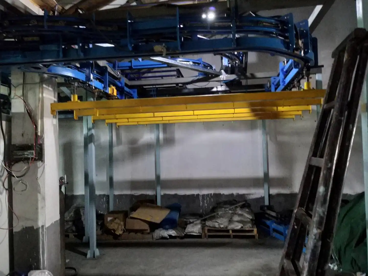 Twin track manufacturer of biplanar overhead chain conveyor