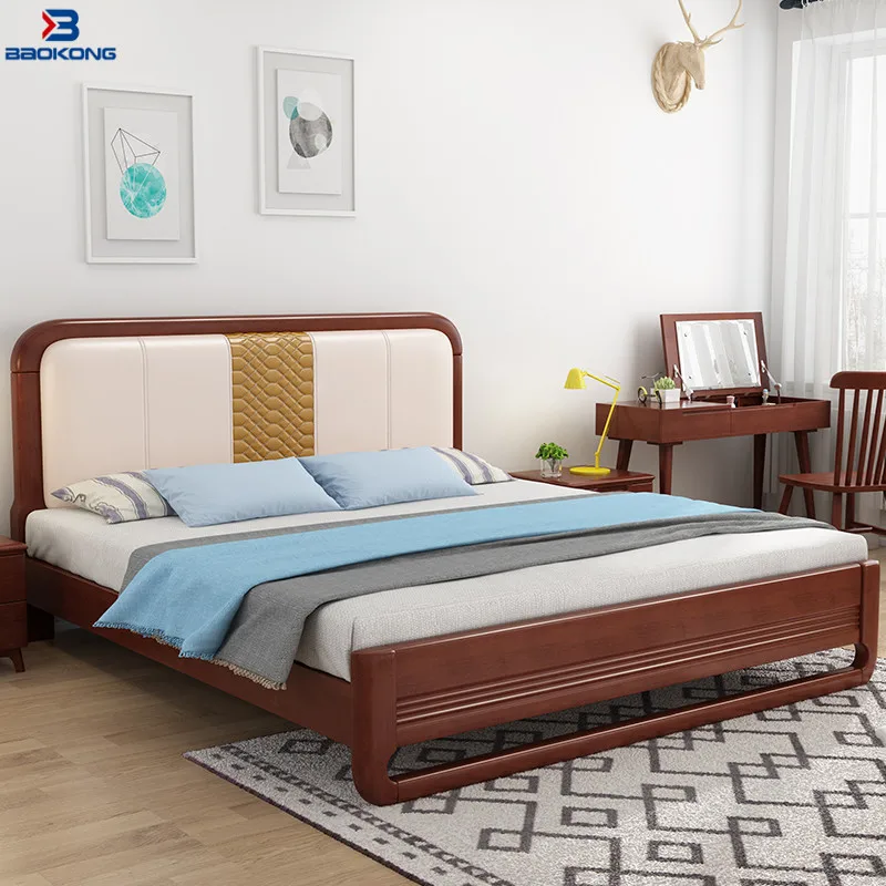 Современная двухспальная кровать с изголовьем из цельной древесины