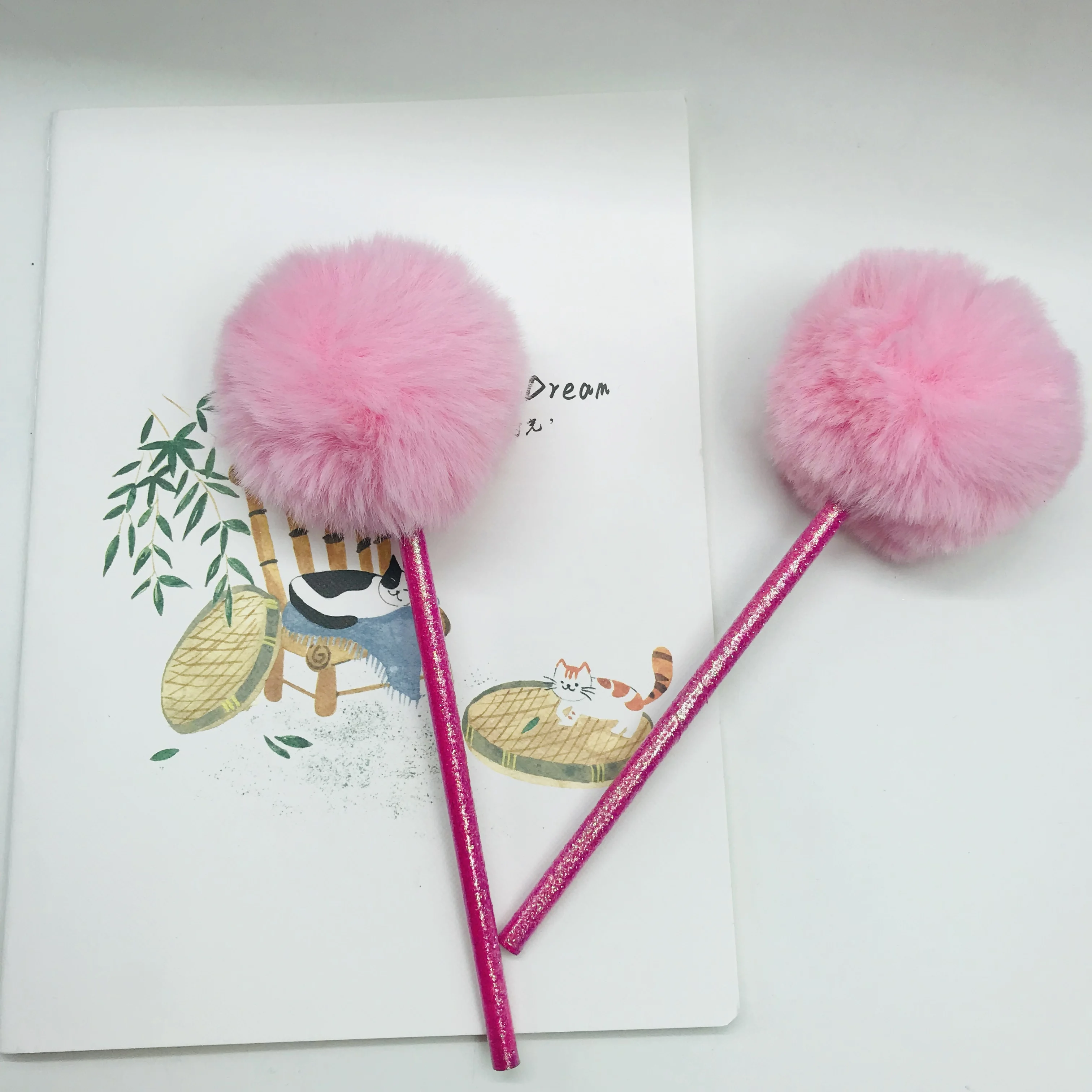 Розовый карандаш/ручка с помпоном