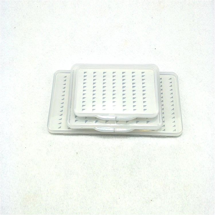 В наличии большое количество рыб в коробке