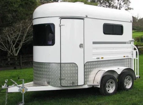 Дешевые две лошади трейлера поплавка 2 horse прямые нагрузка стандарт поплавок, конек Стандартный б/у