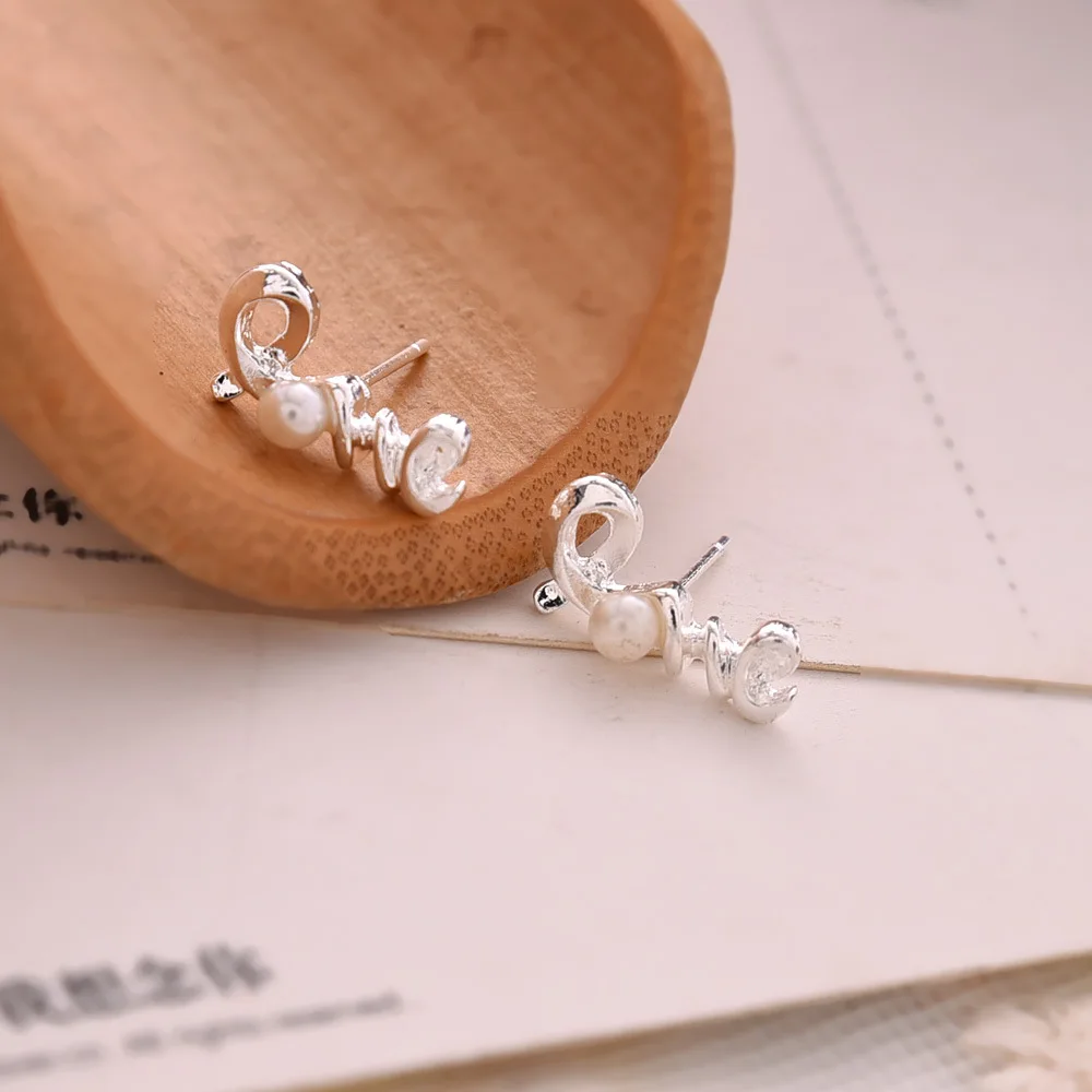 
Yiwu manufacturer sells Korean edition of fashionable LOVE letter Earrings 