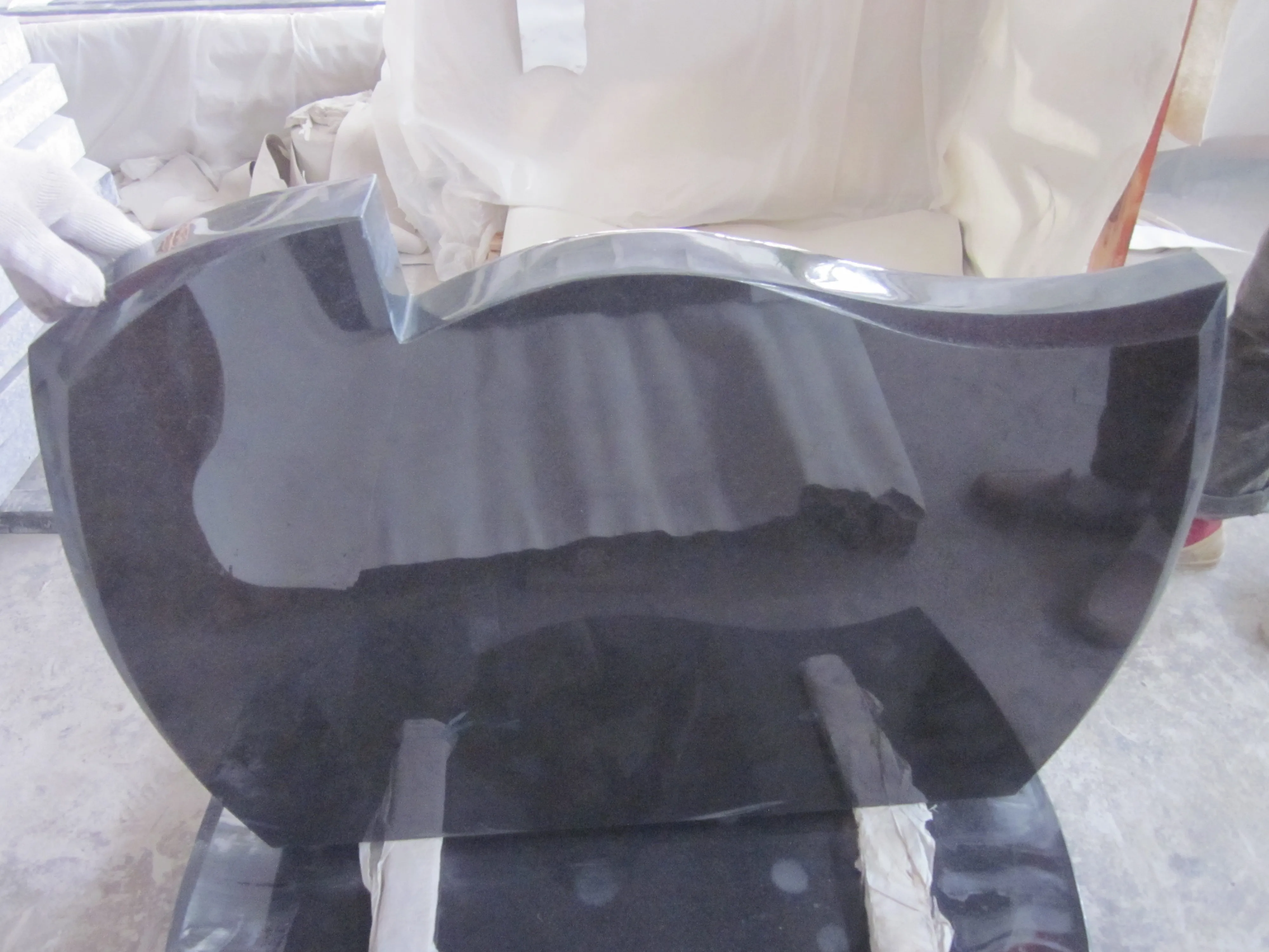 Импортный индийский камень-памятник из черного гранита