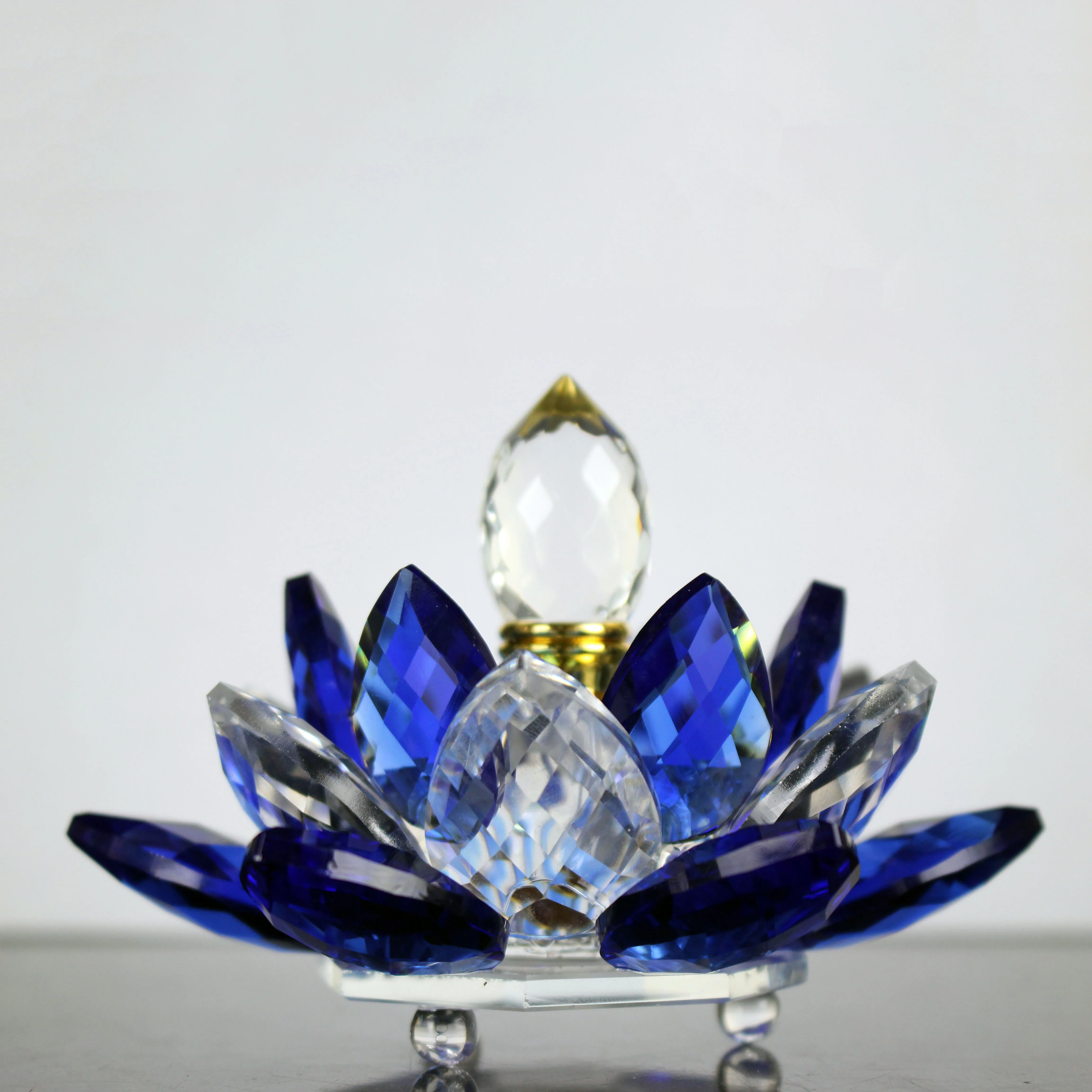 
High Quality Cutting Crystal Lotus Flower Design Attar Oil Perfume Bottle for Luxury Brand 