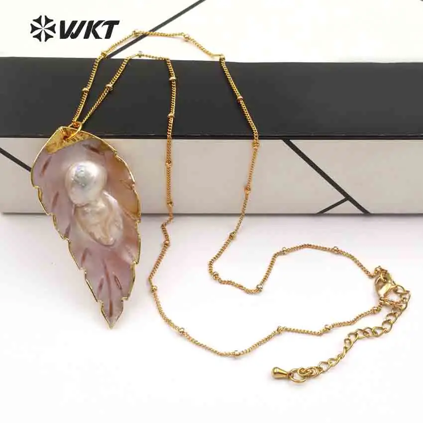 WT-JN054 Wholesale Random Size Pearls Pendant Dainty Crave With Gold Bezel For Necklace Leaf Shape Natural Sea Shell Necklace
